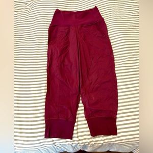 Women’s Lululemon cropped joggers.